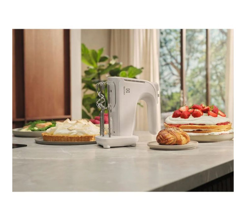 Миксер Electrolux EHM4W