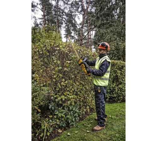 Кусторез DeWALT 18 В, 5Ah, длина ножа 55 см, диаметр веток 25 мм (DCMHT563P1)